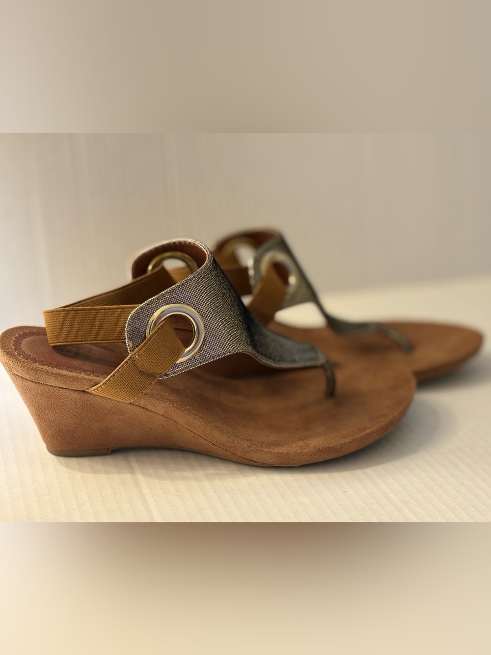 White Mountain "Aida" Women’s Strap Metallic  Upper Suede Wedge Sandals Size 8.5